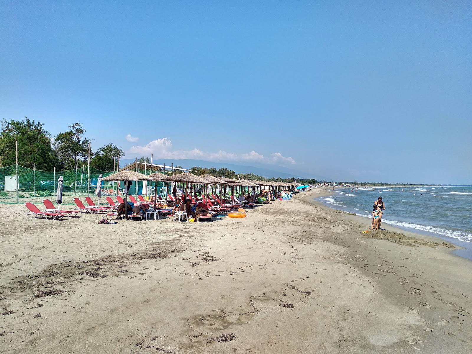 Foto di Defteri Gefira beach con una superficie del acqua verde-blu