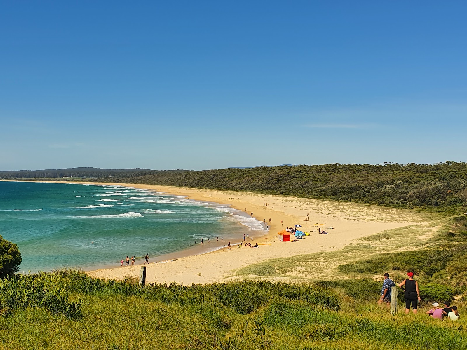 Foto van Haywards Beach ondersteund door kliffen