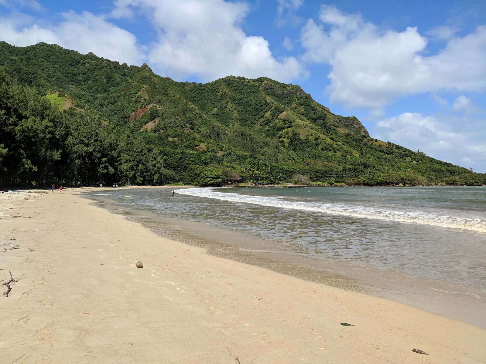 Foto de Kahana Bay Beach Park con arena beige superficie