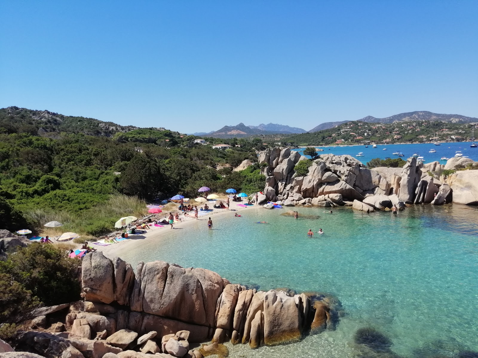 Foto di Spiaggia Delle Vacche con una superficie del sabbia beige