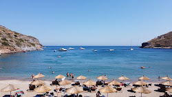 Zdjęcie Spathi beach poparte klifami
