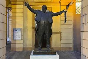 Monumento A Luciano Pavarotti image