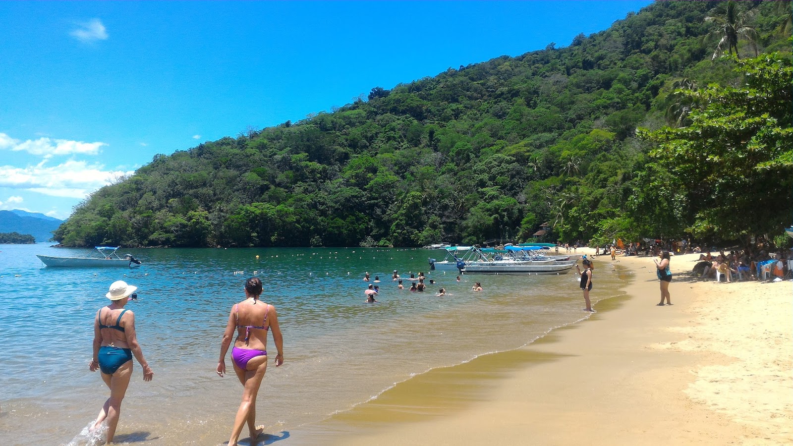 Foto di Praia do Abraozinho con una superficie del sabbia beige