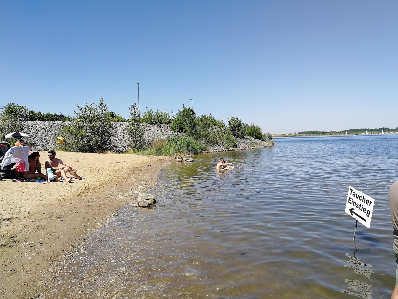 Zdjęcie Badestrand Zwenkauer See - dobre miejsce przyjazne zwierzętom domowym na wakacje