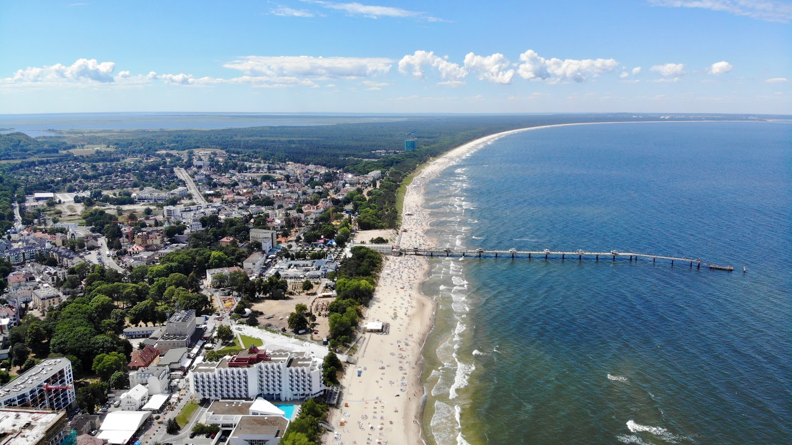 Foto av Misdroy strand med turkos rent vatten yta