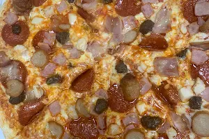 Apache Pizza Carraroe image