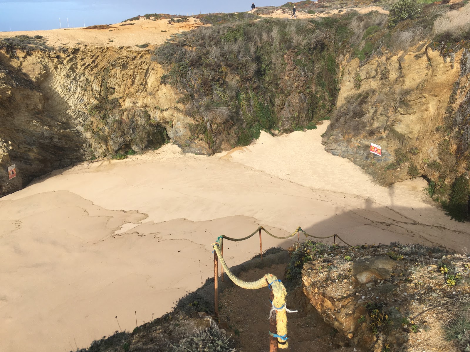 Praia naturista do Salto'in fotoğrafı dağlarla çevrili