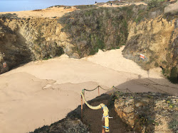 Praia naturista do Salto'in fotoğrafı dağlarla çevrili