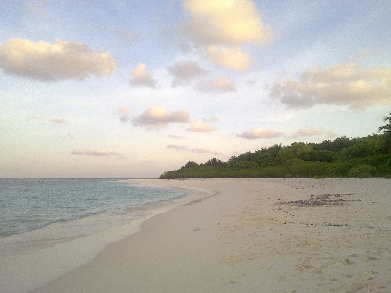 Foto van Hibalhidhoo Island Beach met recht en lang