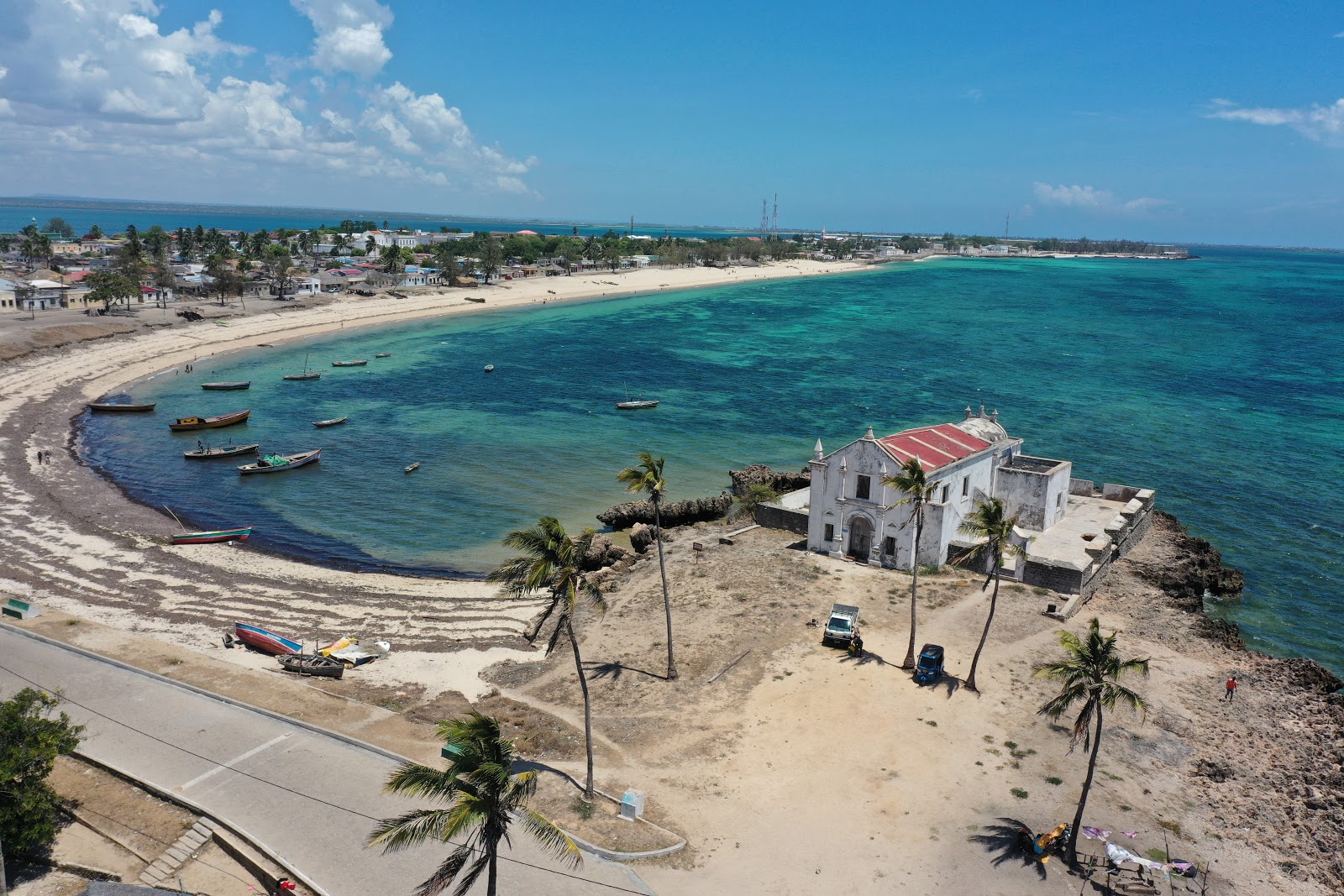 Foto av Mozambique island Beach med turkos rent vatten yta