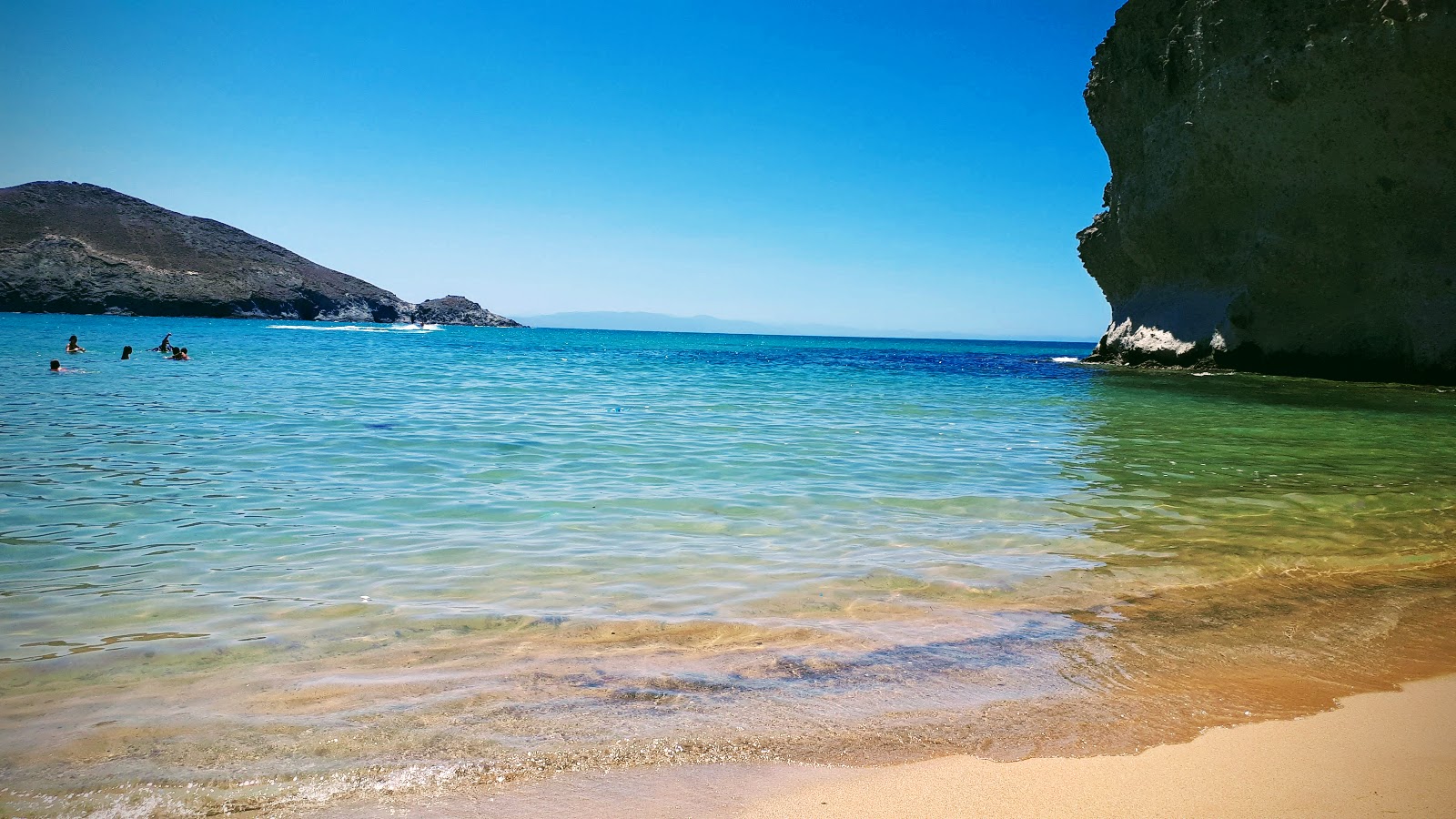 Foto de Charrana beach com alto nível de limpeza