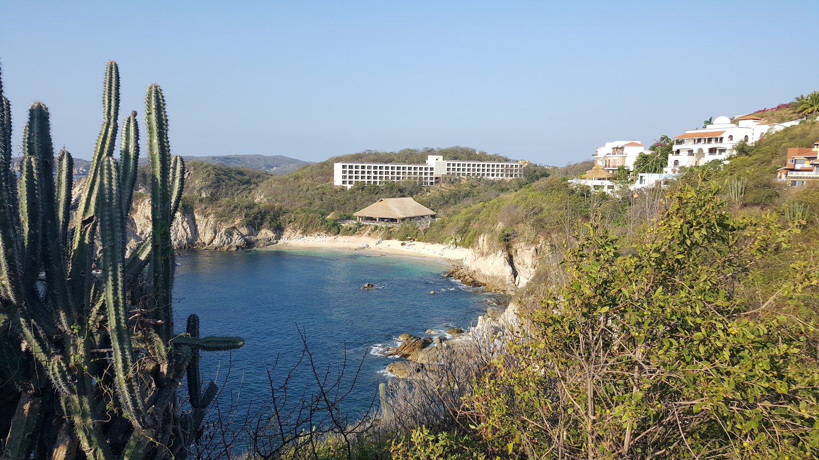 Valokuva Isla Natura hotel beachista. sisältäen pieni lahti