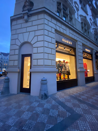 Stores to buy women's blouses Prague
