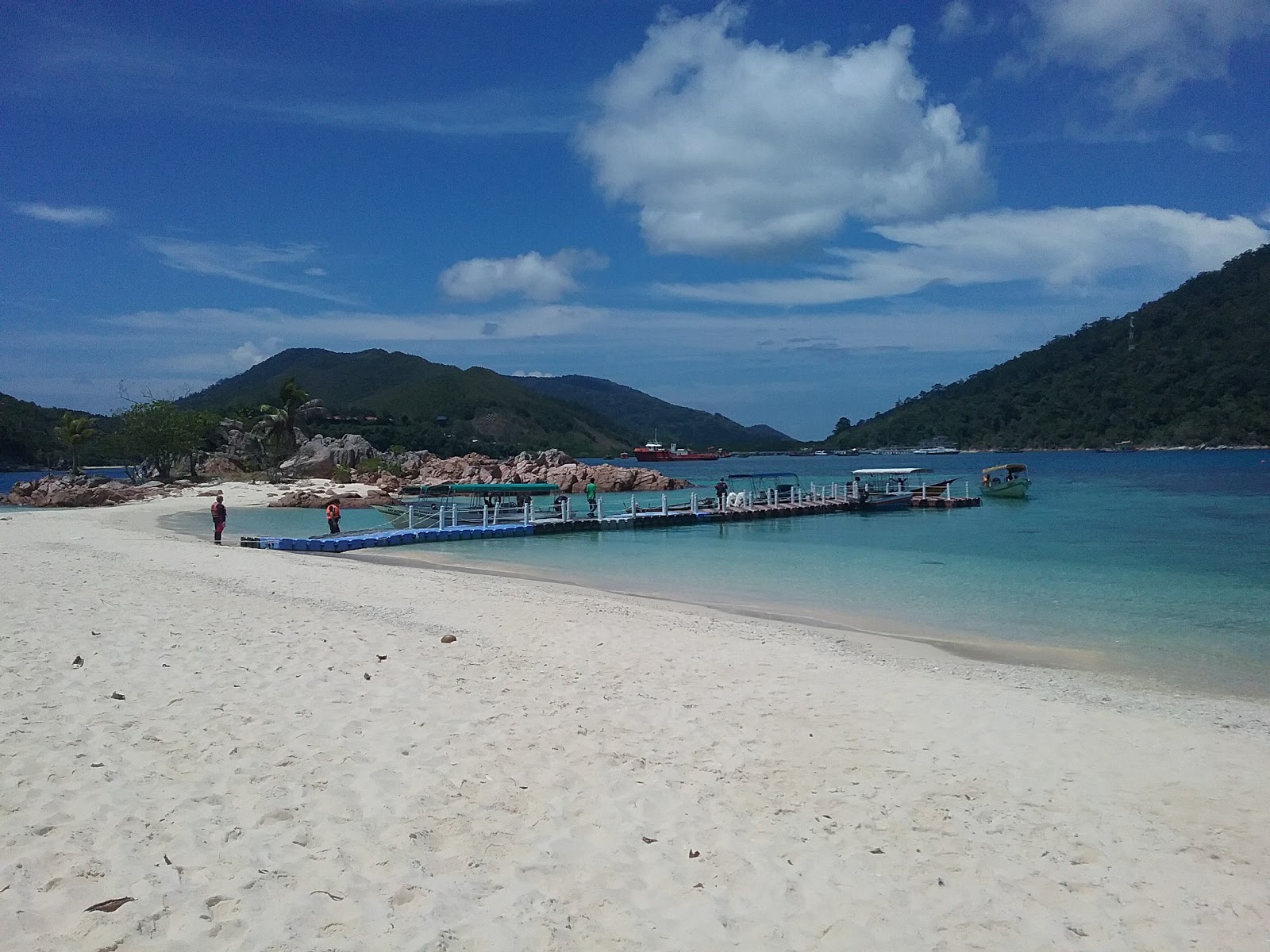 Kuala Terengganu Plajı'in fotoğrafı - rahatlamayı sevenler arasında popüler bir yer