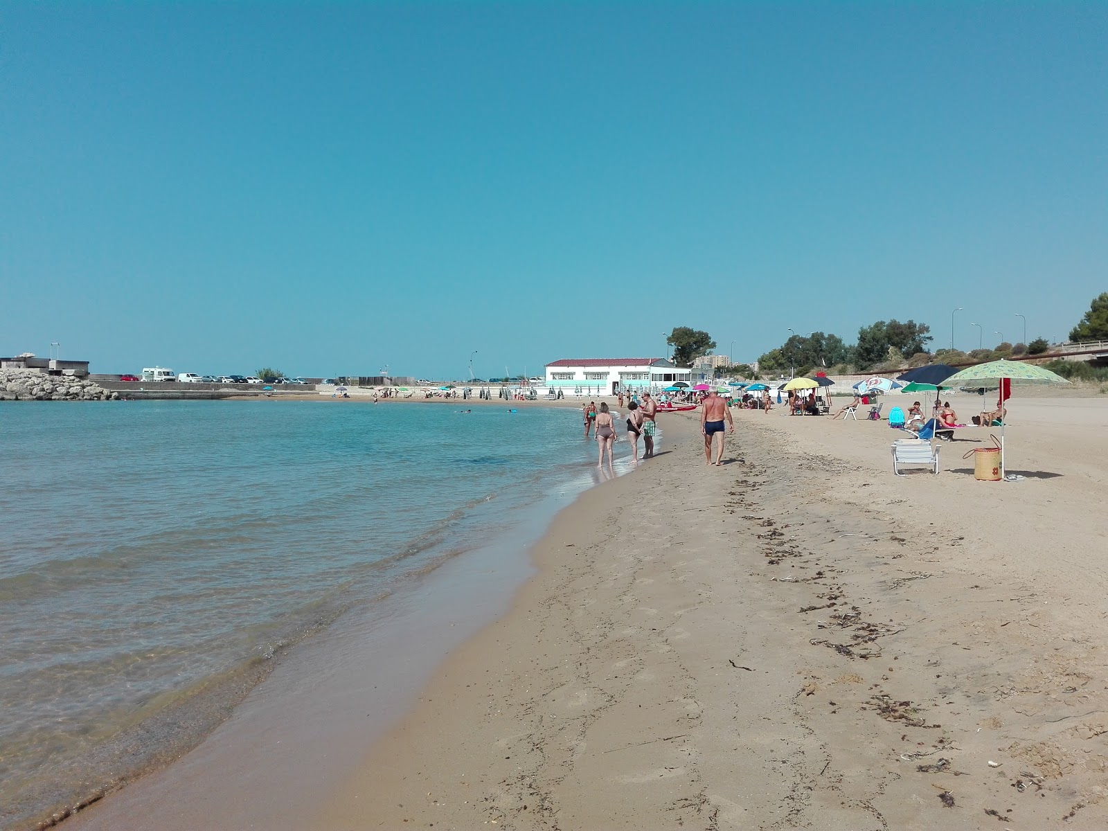 Fotografija Caos beach z svetel fin pesek površino
