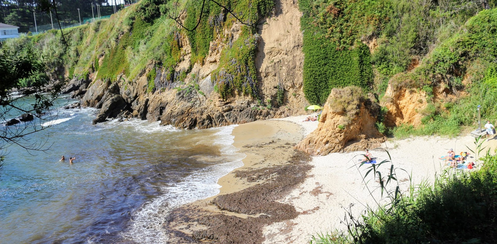 Φωτογραφία του Praia de Canabal με μπλέ νερό επιφάνεια