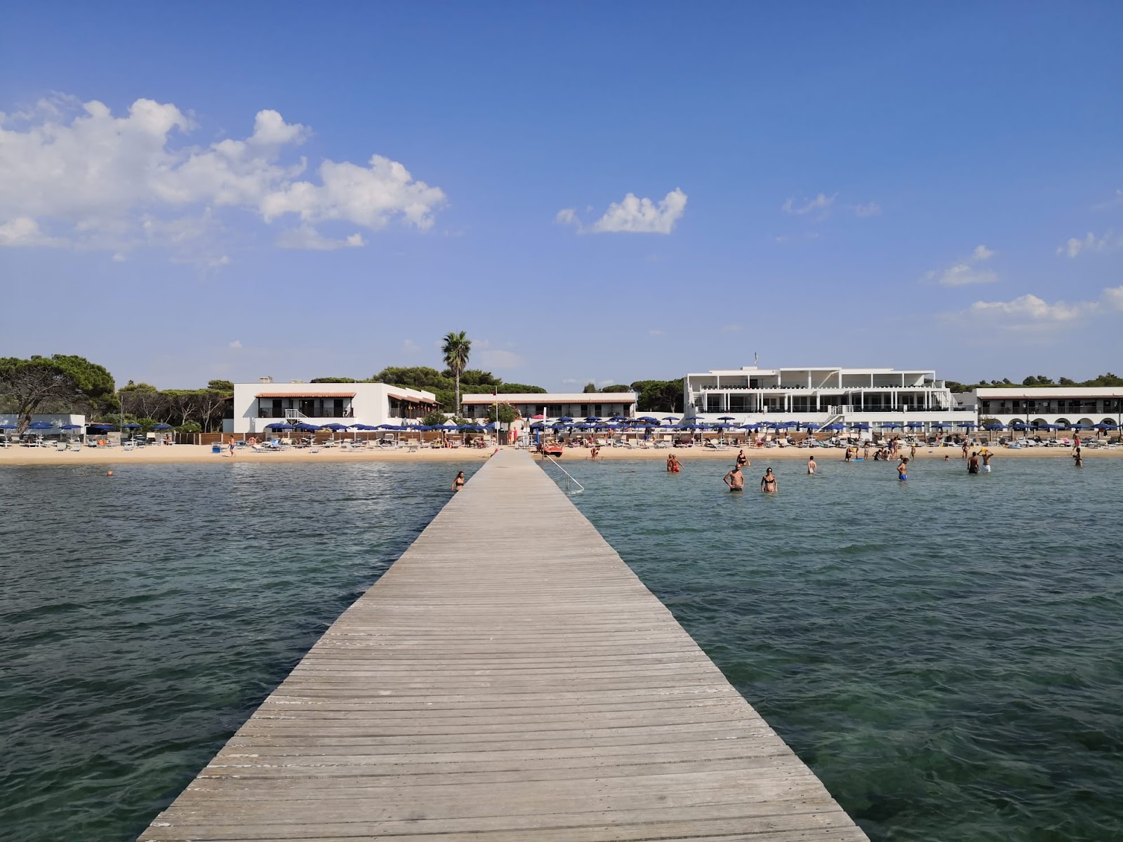 Fotografija Spiaggia di Maristella z modra čista voda površino