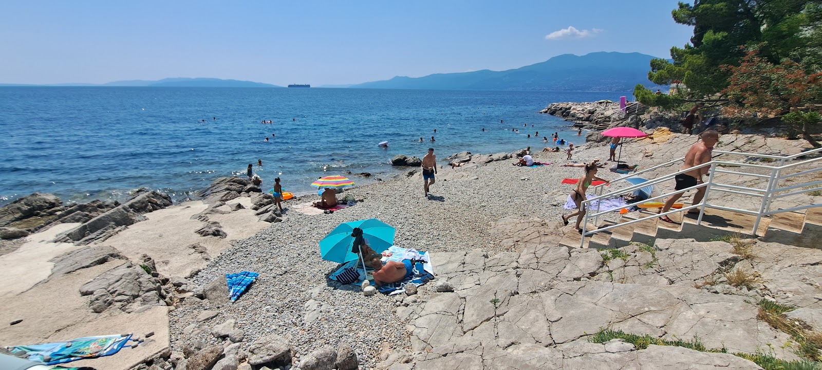 Foto von Vila Nora Beach mit grauer sand & felsen Oberfläche