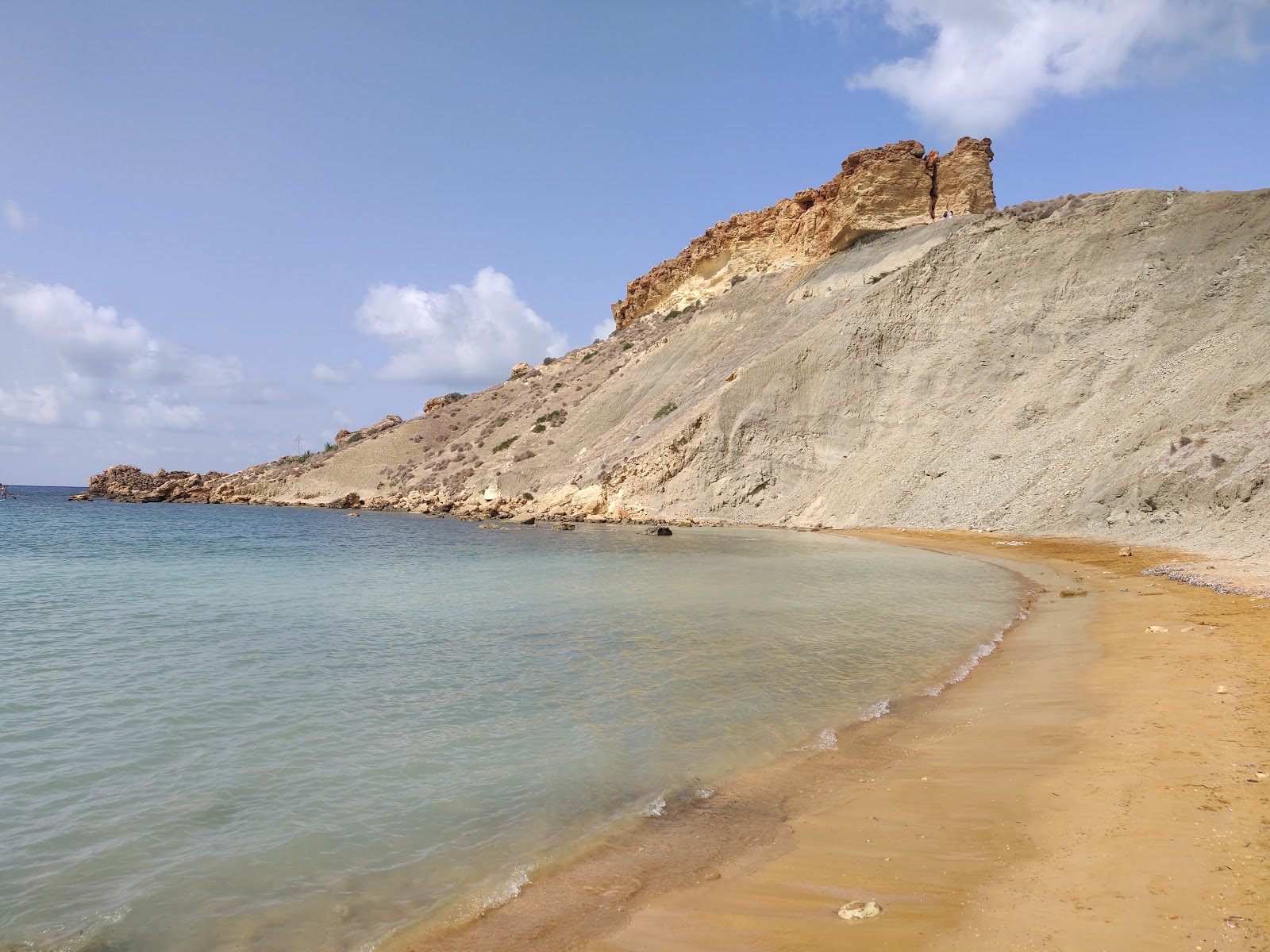 Foto av Qarraba Bay med ljus sand yta