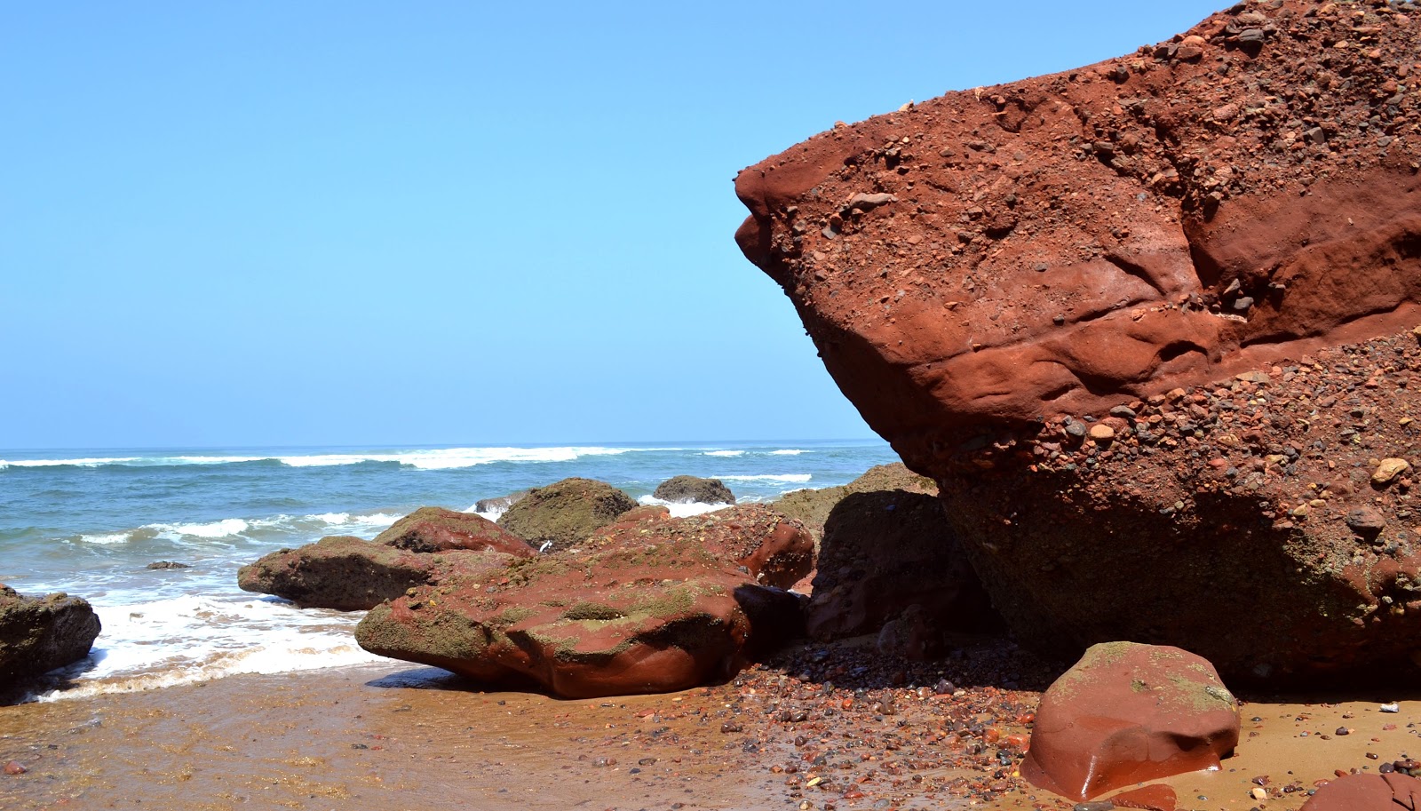 Photo de Plage Sidi Ifni entouré de montagnes