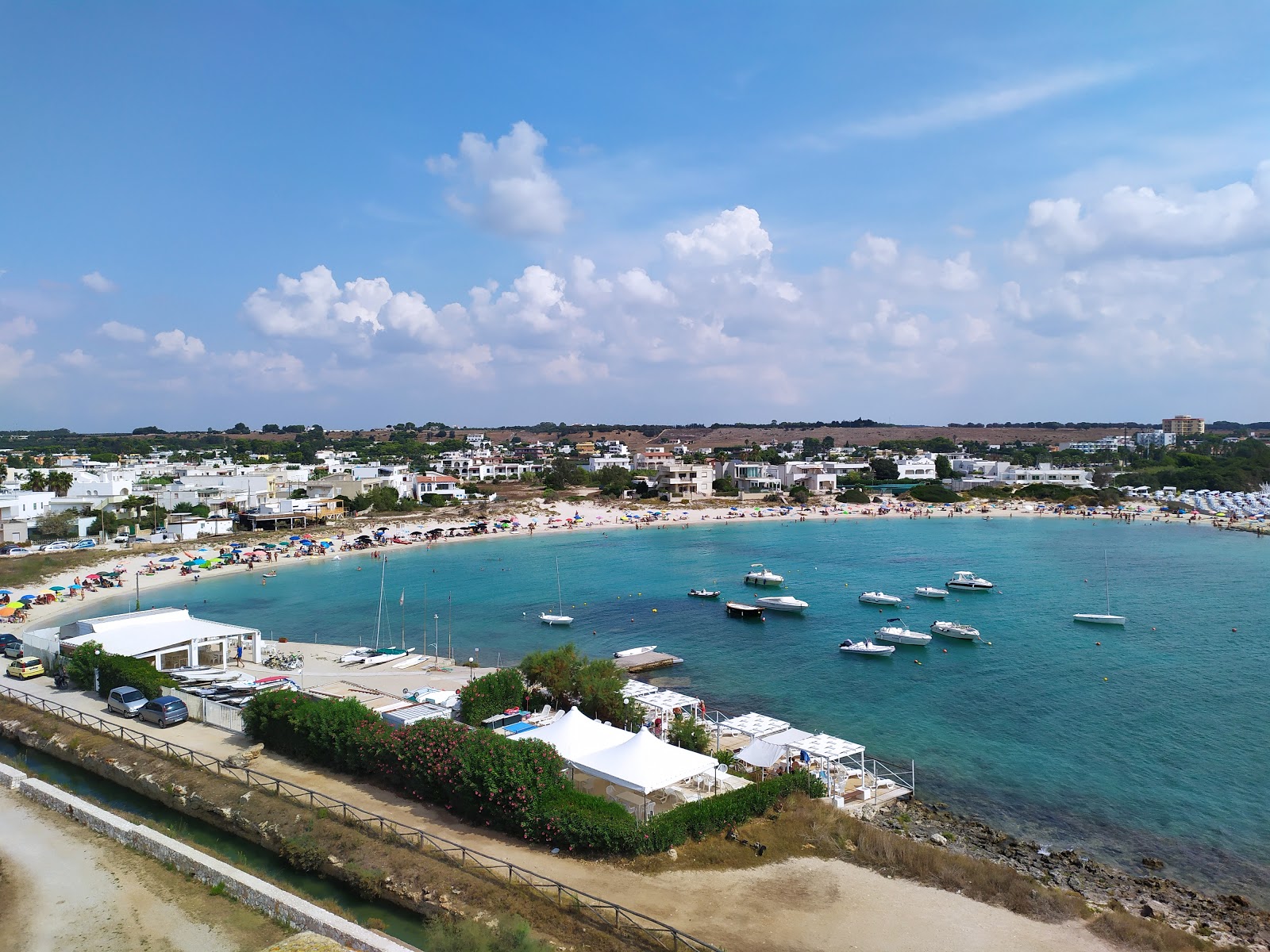Spiaggia di Torre Chianca'in fotoğrafı - rahatlamayı sevenler arasında popüler bir yer