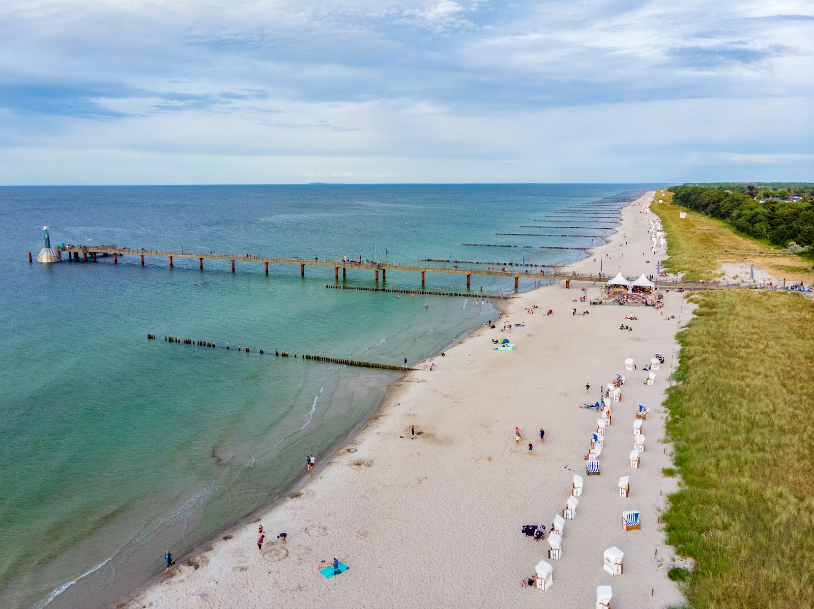 Foto de Sandstrand Zingst com água azul superfície