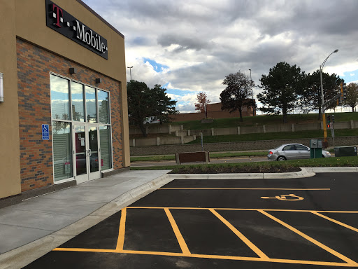 T-Mobile, 1745 County Road B2 W, Roseville, MN 55113, USA, 