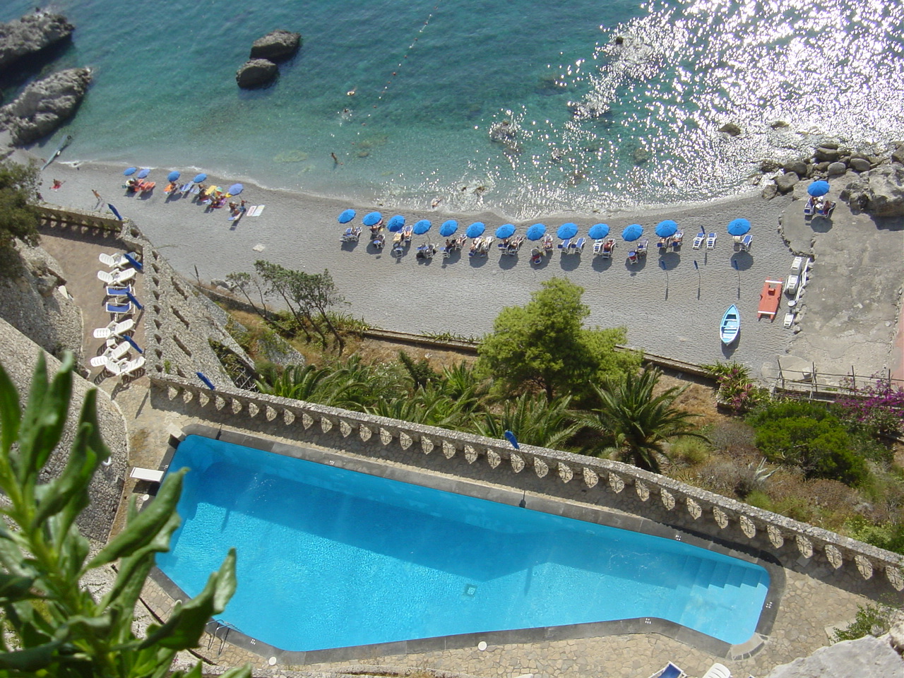 Foto di Spiaggia della Vite circondato da montagne