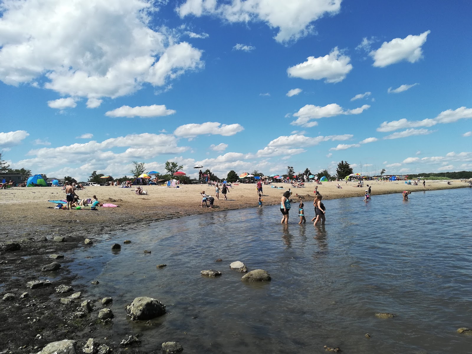 Fotografie cu Jacobs Beach cu o linie de coastă spațioasă