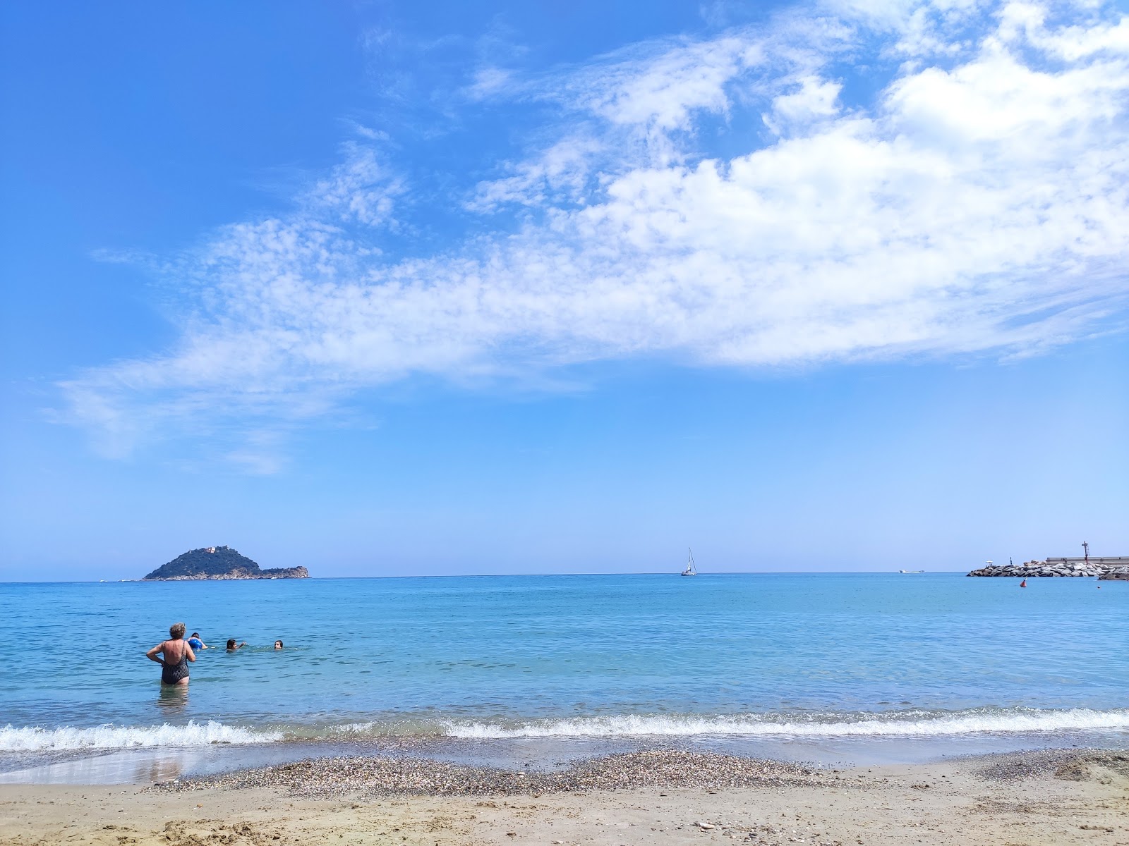 Fotografija Luca Ferrari beach z prostorni večplastni zalivi