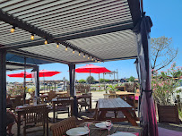Atmosphère du Bar-restaurant à huîtres Cabane à Dégustation des Huîtres Papillon à Gujan-Mestras - n°12