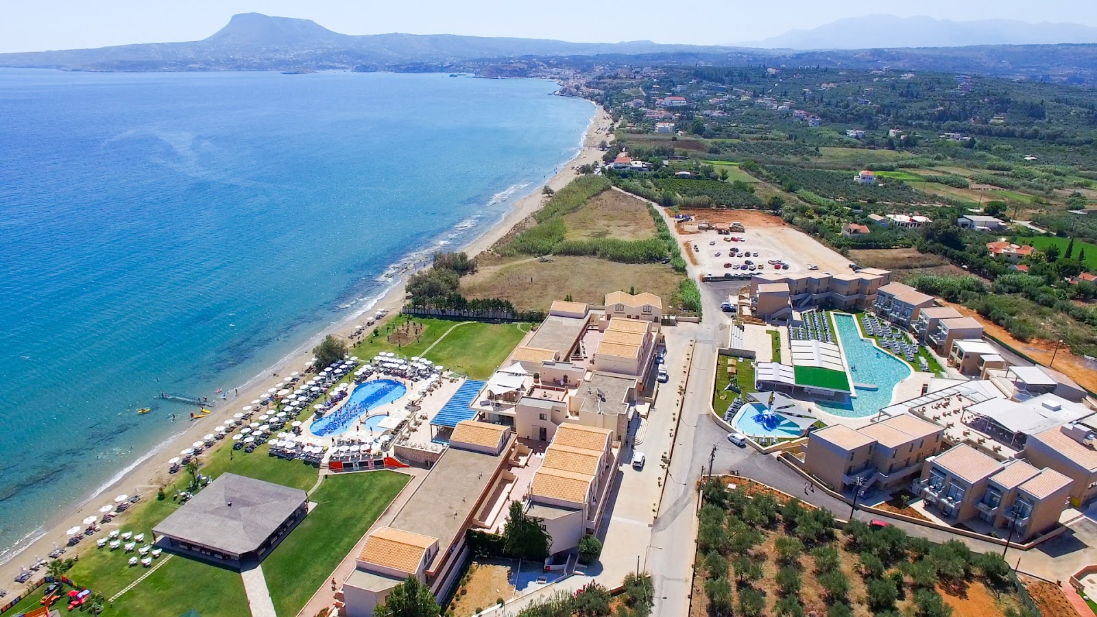 Kolatsos beach II'in fotoğrafı geniş bir kıyı şeridi ile birlikte