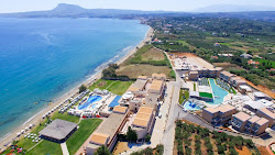 Kolatsos beach II'in fotoğrafı geniş bir kıyı şeridi ile birlikte