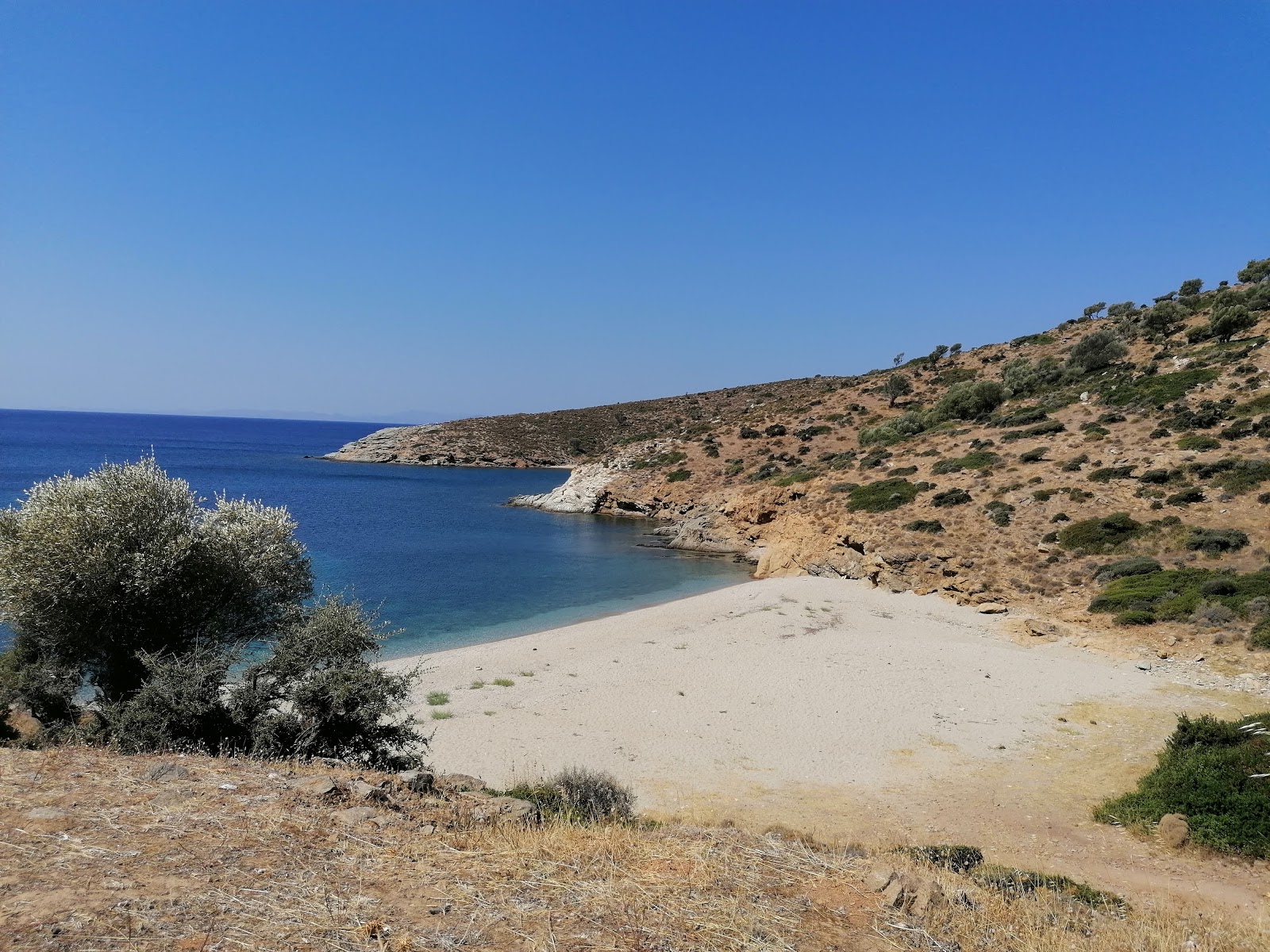 Foto von Erodios 3rd beach mit beiger sand Oberfläche