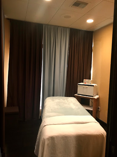 Massage Spa «Refined Beauty Day Spa», reviews and photos, 7440 Wiles Rd, Coral Springs, FL 33067, USA