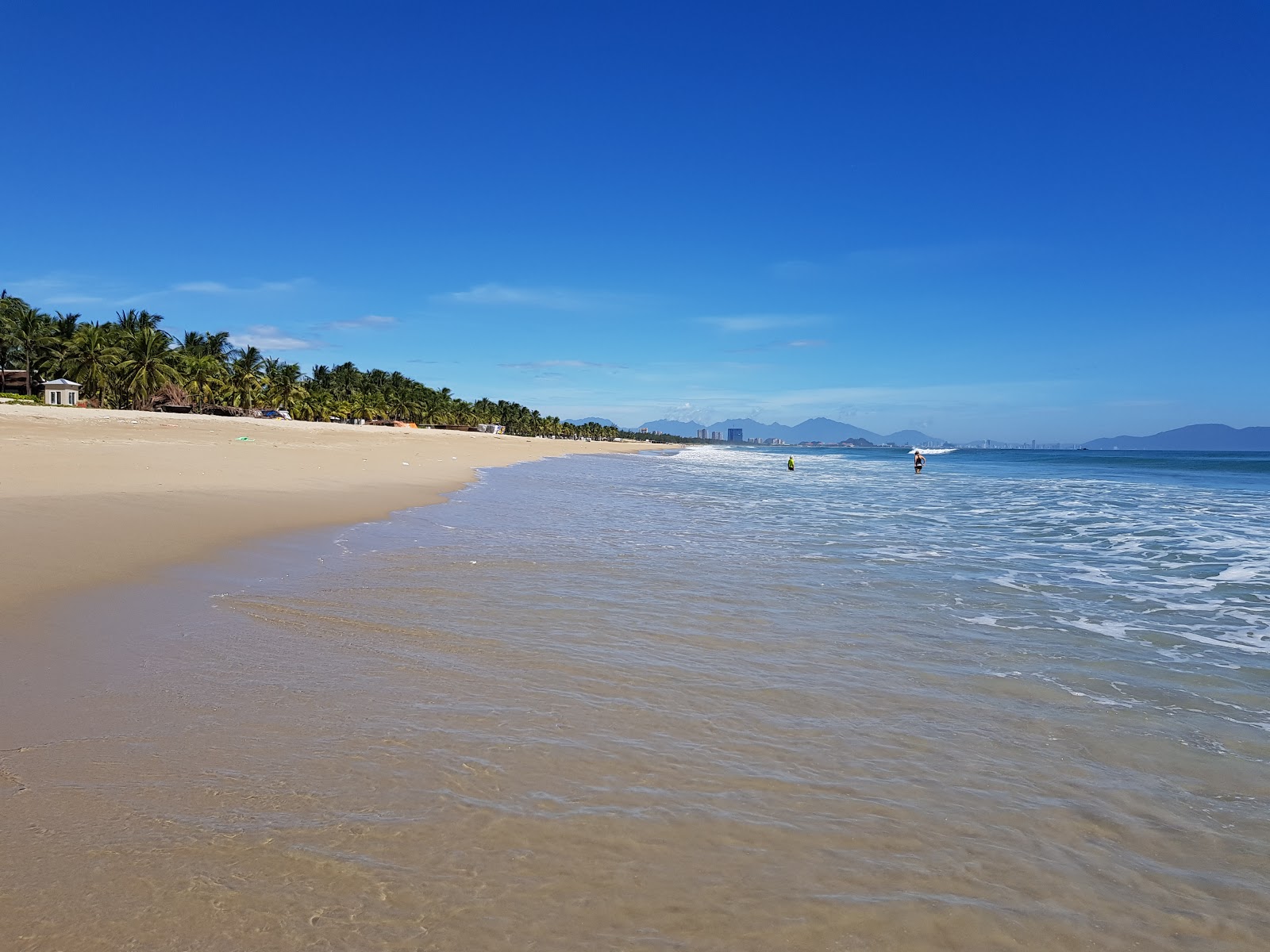 Zdjęcie Ha My Beach z powierzchnią jasny, drobny piasek