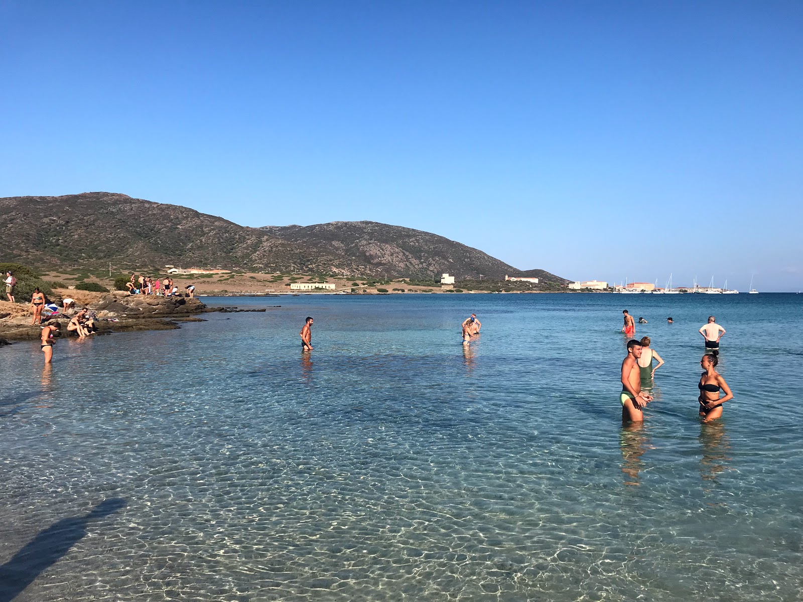 Foto av Cala dell'Ossario omgiven av berg