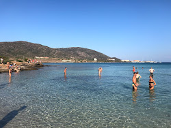 Foto von Cala dell'Ossario umgeben von Bergen