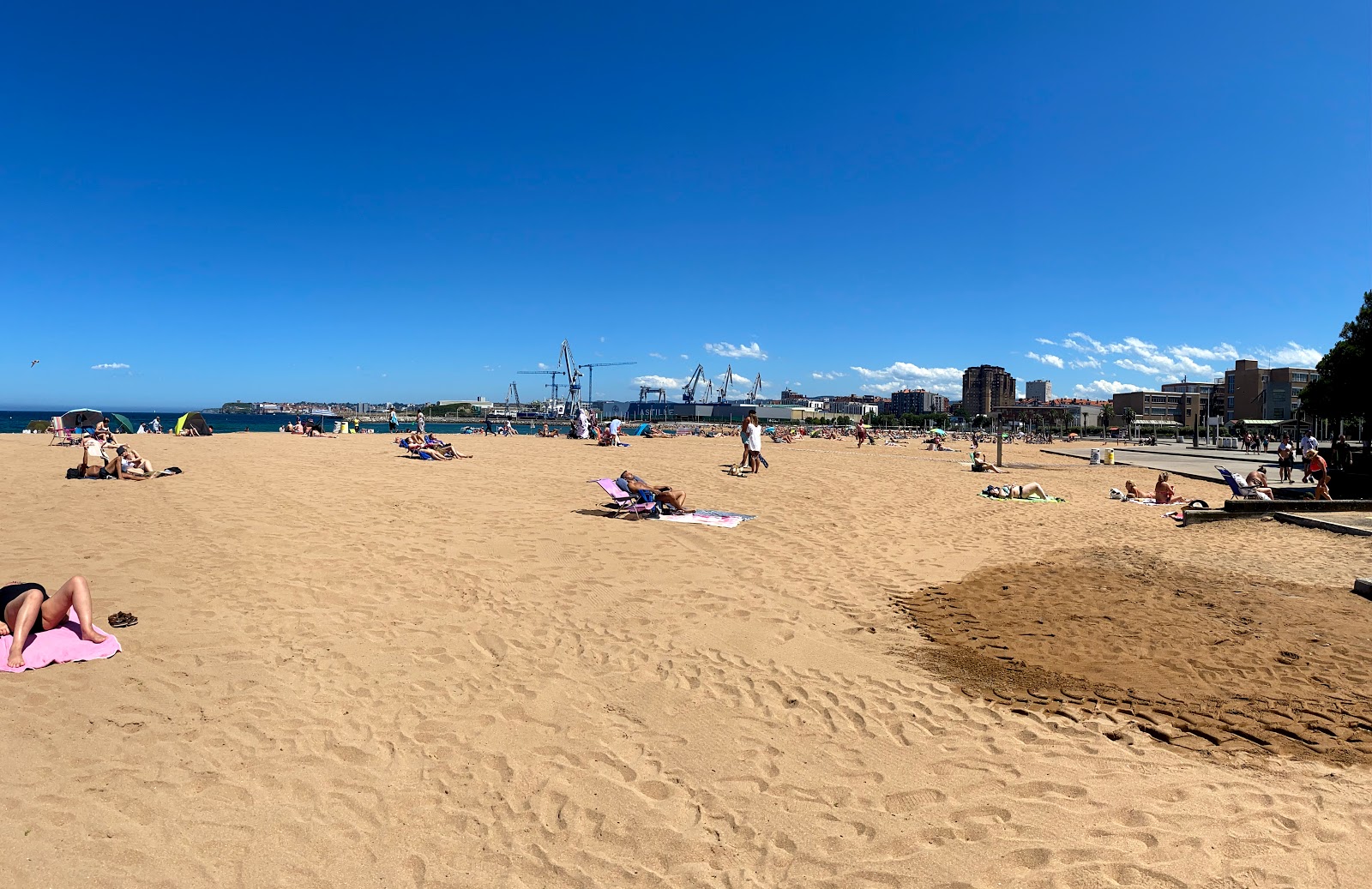 Foto av Playa del Arbeyal med beige sand yta