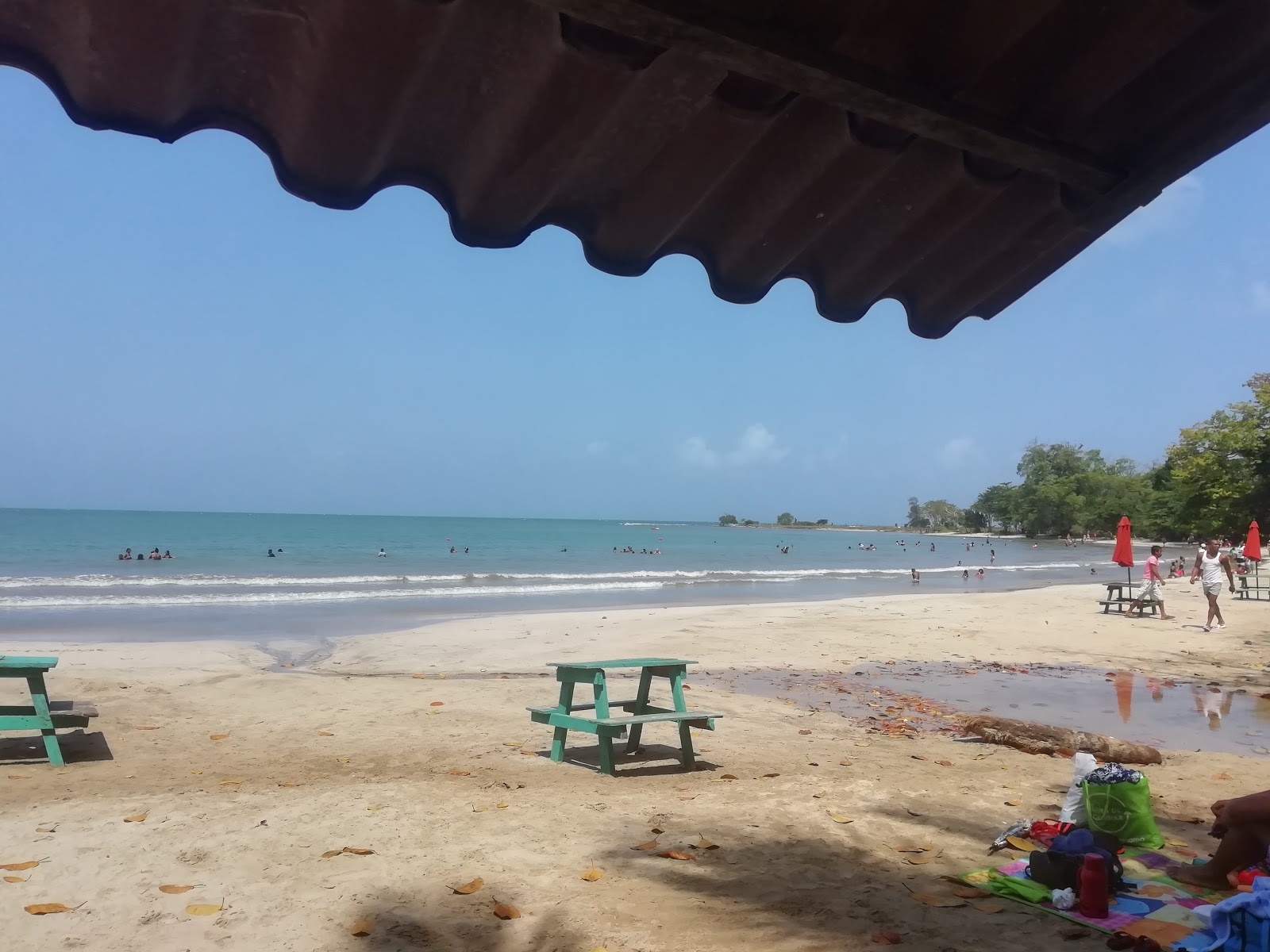 Foto de Angosta Beach - lugar popular entre os apreciadores de relaxamento