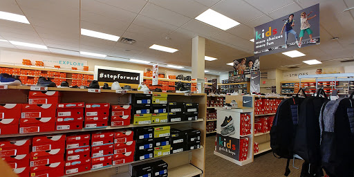 Shoe Store «Famous Footwear», reviews and photos, 4040 E 53rd St, Davenport, IA 52807, USA