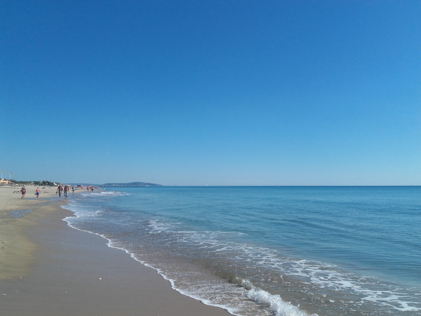 Foto de Marseillan beach com areia fina e brilhante superfície