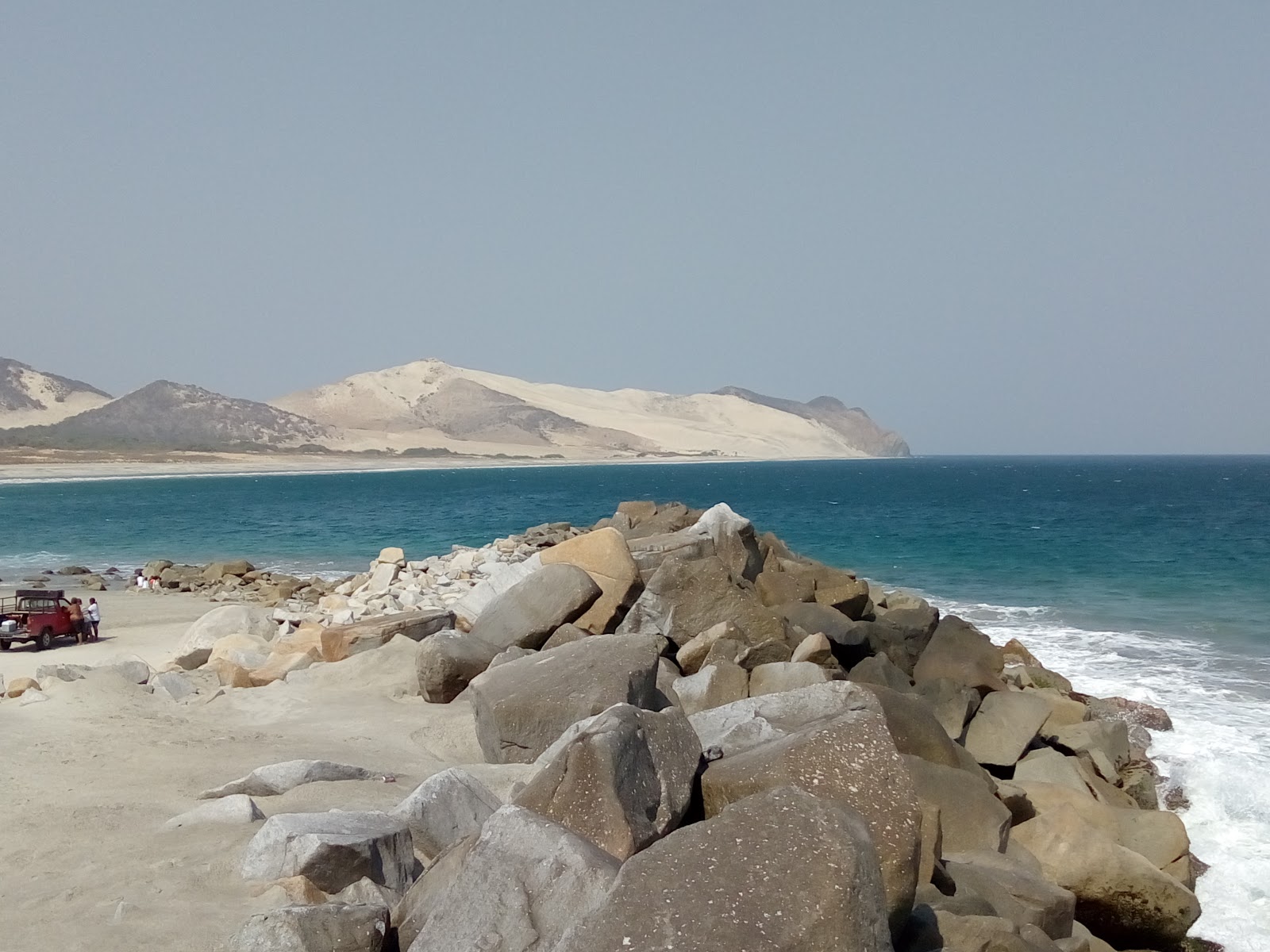 Bamba beach'in fotoğrafı uçurumlarla desteklenmiş