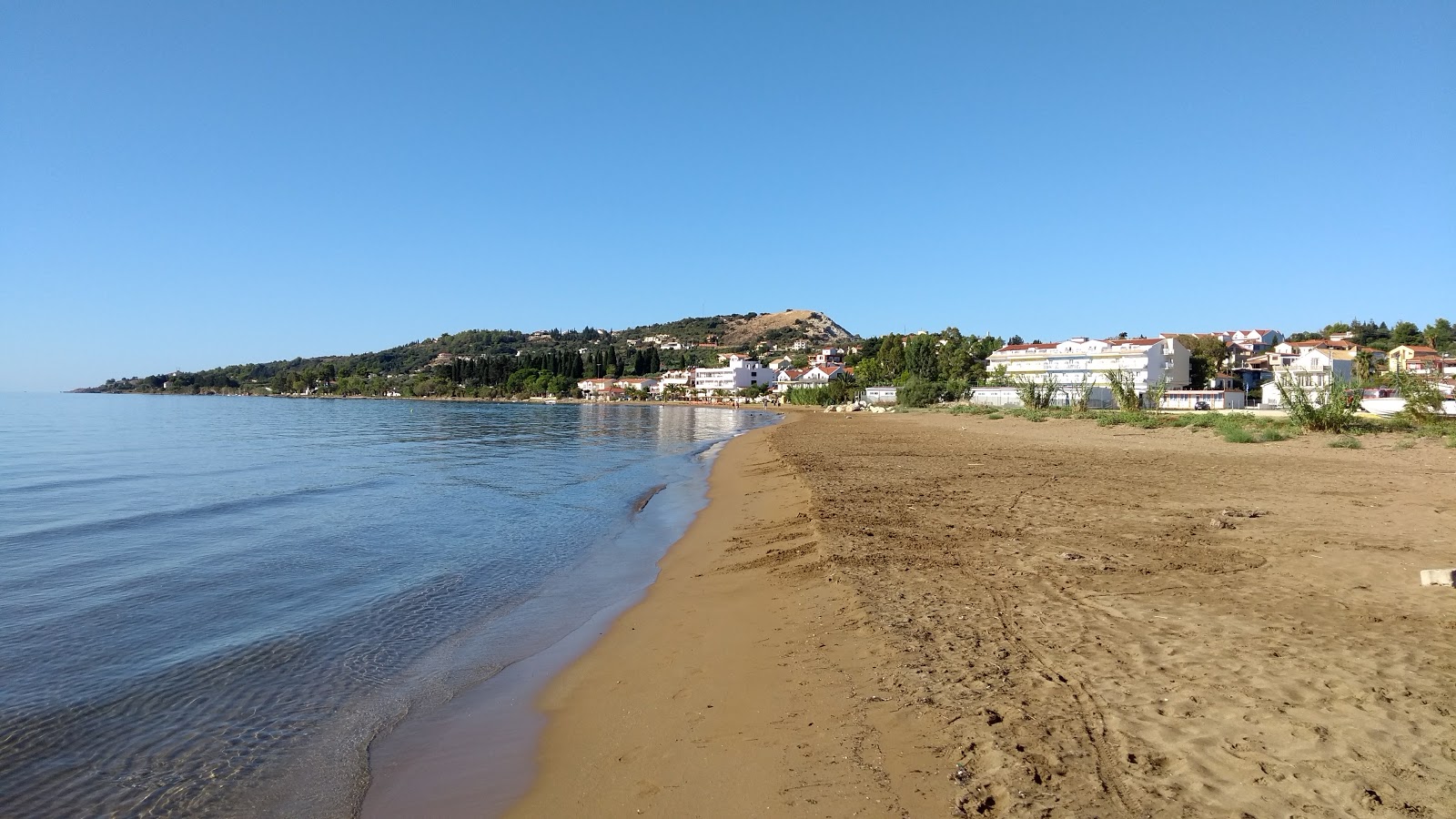 Photo de Fikia beach avec sable brun de surface
