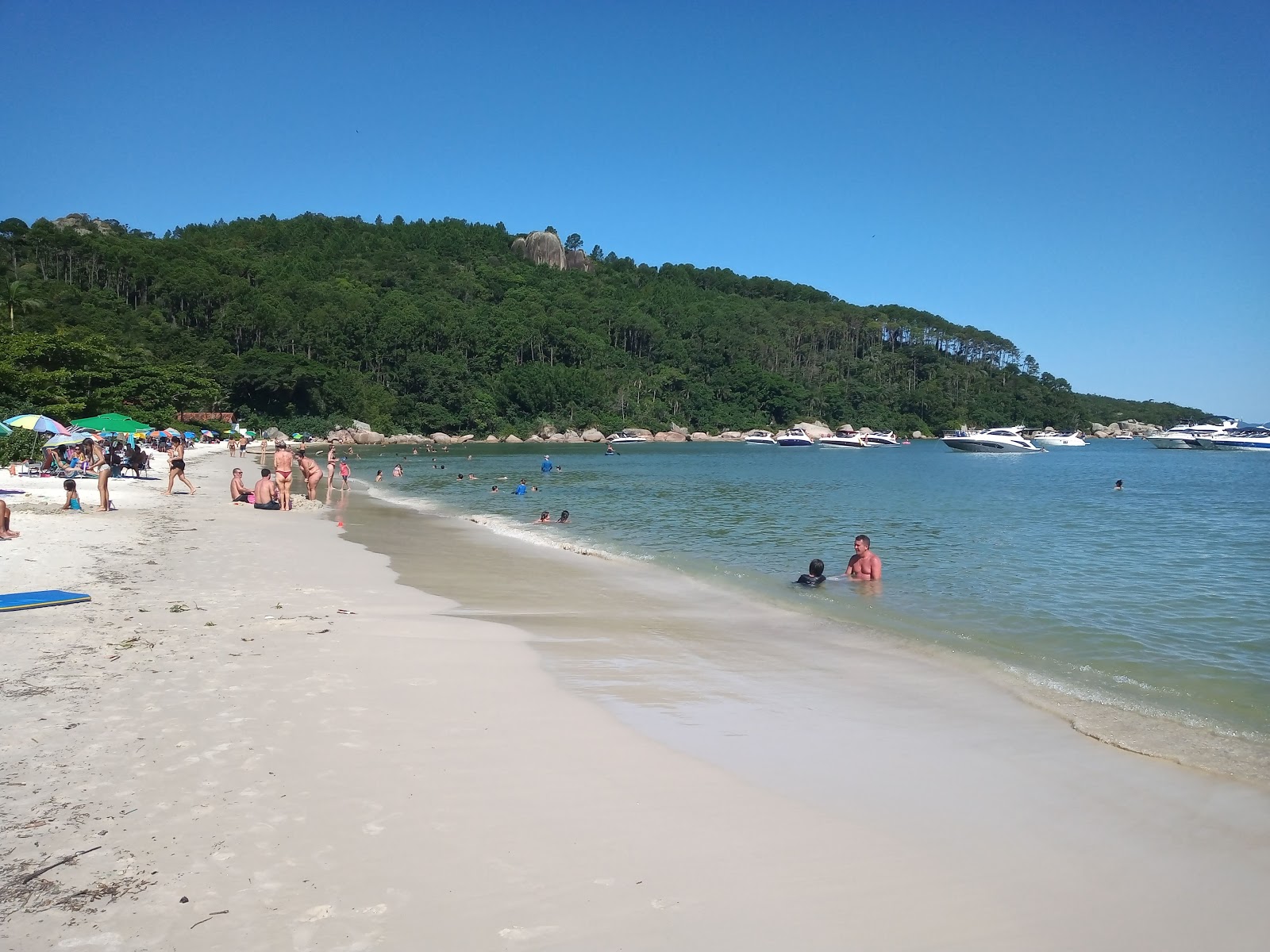Foto von Praia do Tingua mit feiner beiger sand Oberfläche