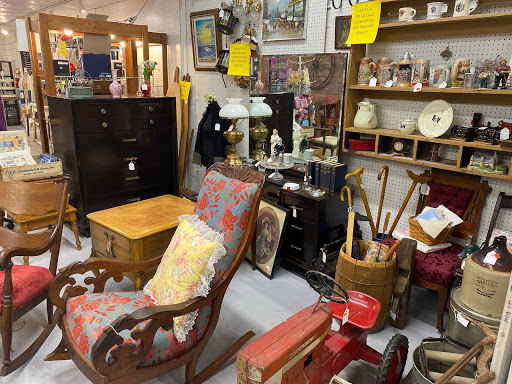 Shopping Mall «Town Peddler Craft and Antique Mall», reviews and photos, 35323 Plymouth Rd, Livonia, MI 48150, USA