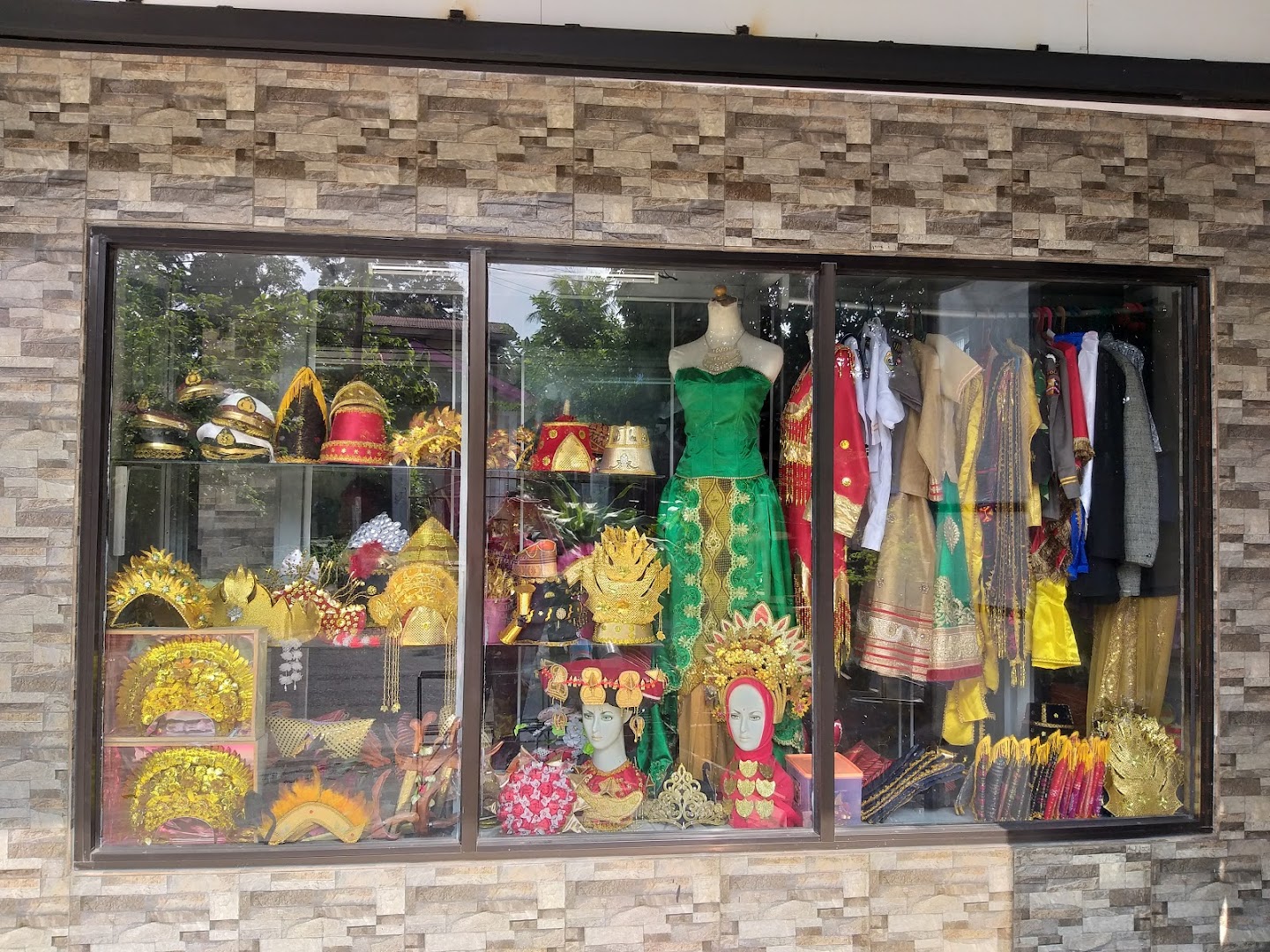 Gambar Elfi Steps (traditional Clothing Boutique)