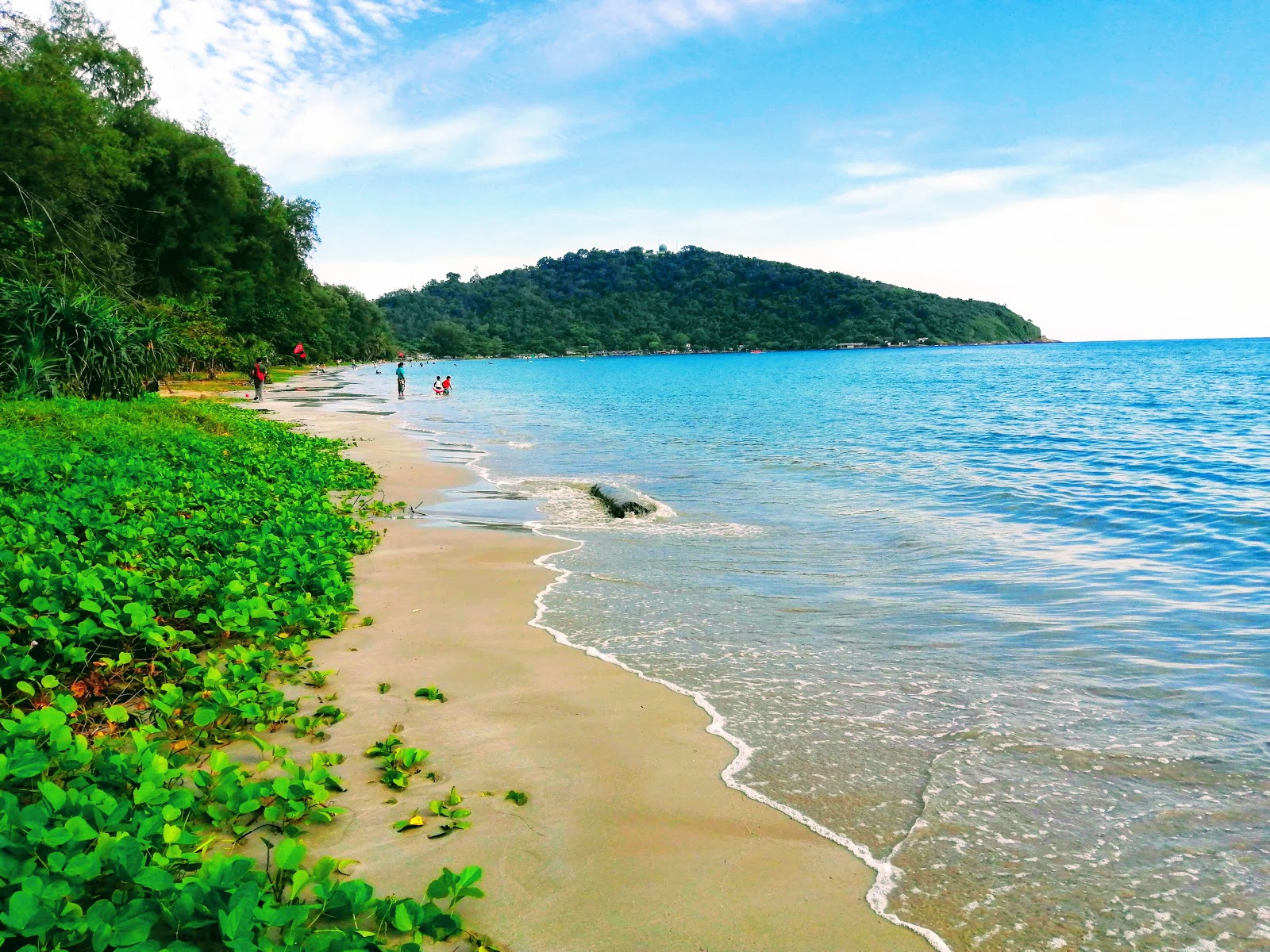 Photo of Rayong beach with partly clean level of cleanliness