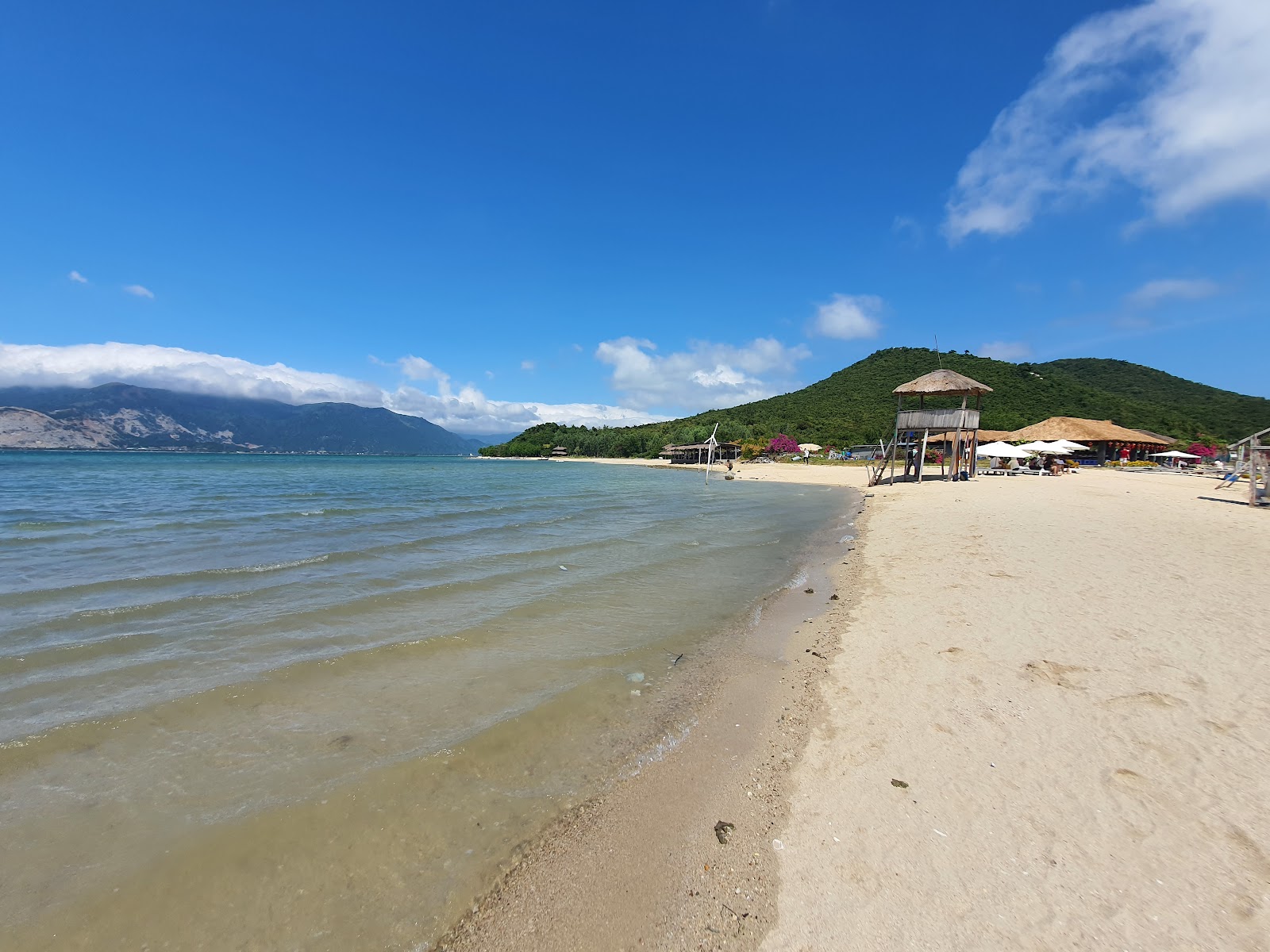 Foto de Praia da Ilha Diep Son com água cristalina superfície