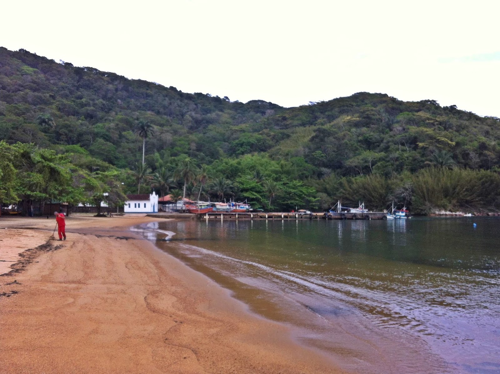 Foto de Praia da Longa respaldado por acantilados